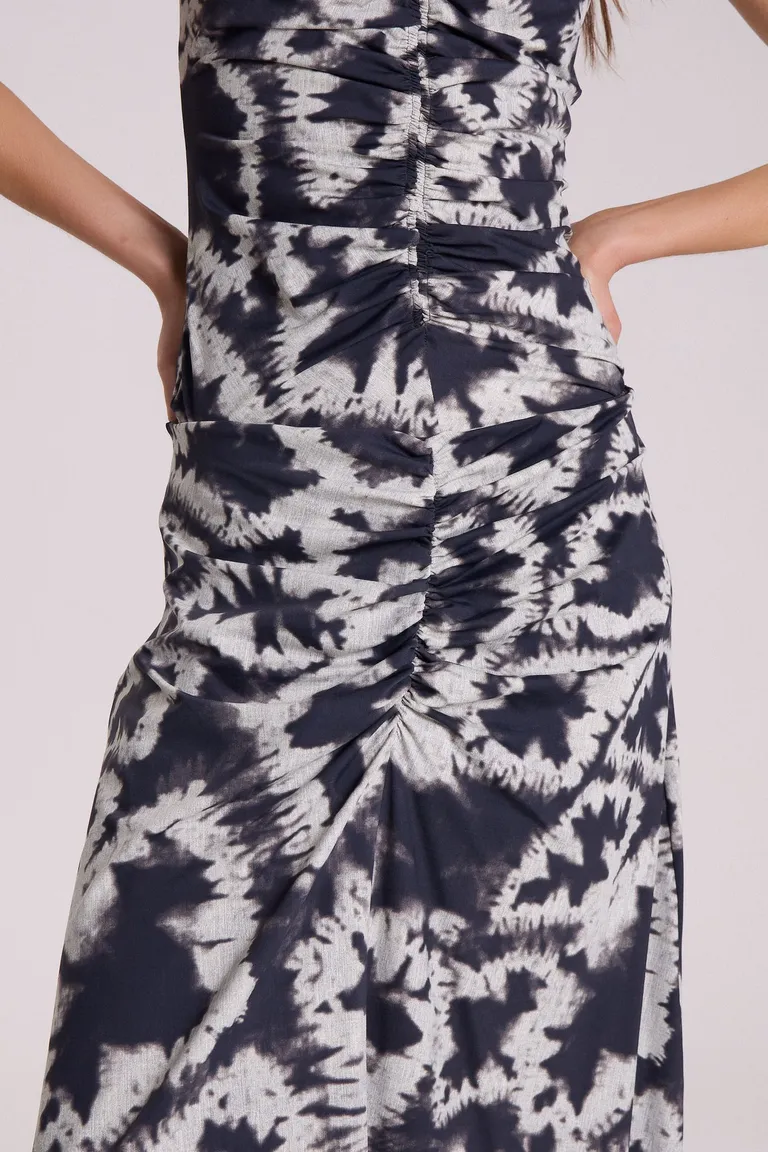 Pollera larga hasta los tobillos con estampado llamativo y diseño ajustado al cuerpo de Maria Cher en Faldas para argentina