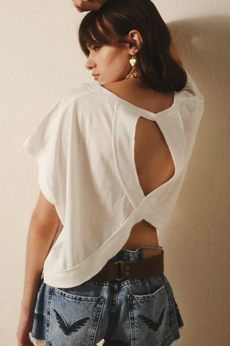 Remera blanca corta y holgada con detalles de bordado en la espalda de Rapsodia en Remeras para argentina