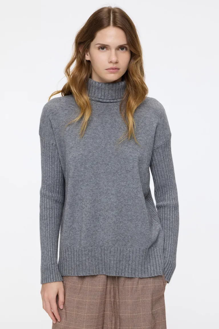 Sweater de mujer con cuello tortuga y mangas con terminación acanalada de Cuesta Blanca en Buzos y Sweaters para argentina