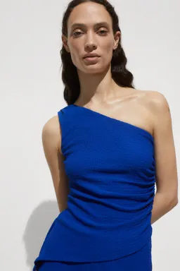 Top asimétrico fruncido de Mango en Tops para argentina
