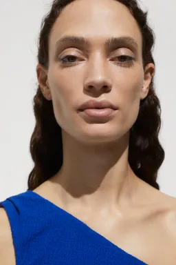 Top asimétrico fruncido de Mango en Tops para argentina