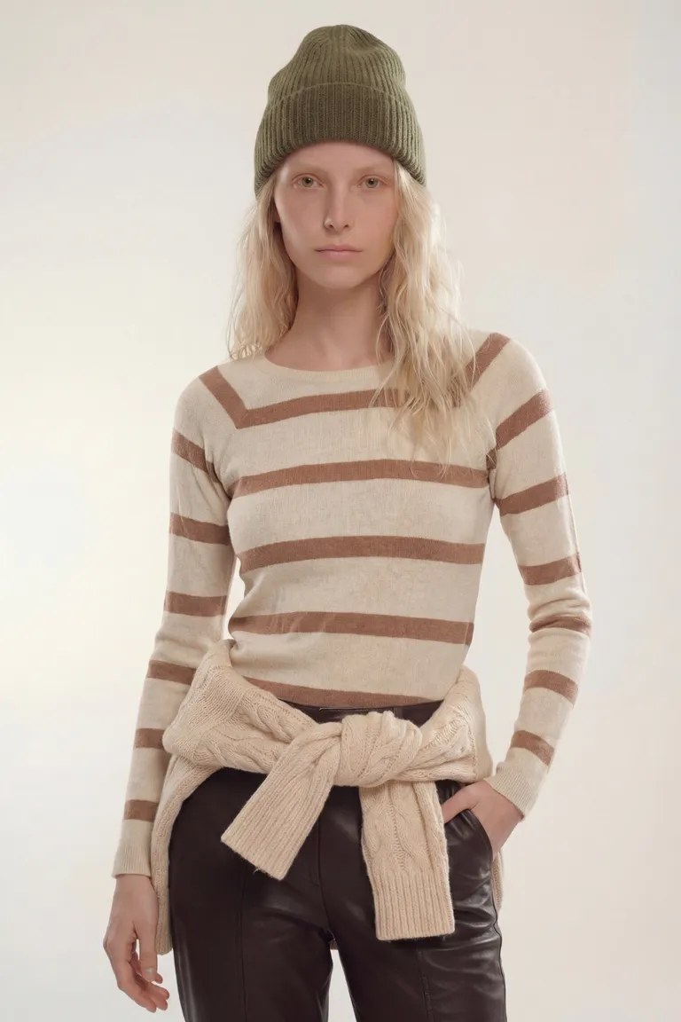 Remera manga larga a rayas horizontales con cuello redondo y ajuste clásico de Akiabara en Remeras para argentina