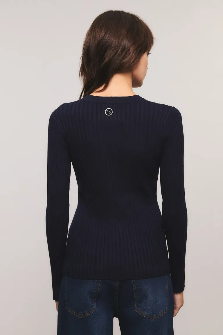 Sweater tejido de calce ajustado con cuello redondo y mangas largas de Kosiuko en Buzos y Sweaters para argentina