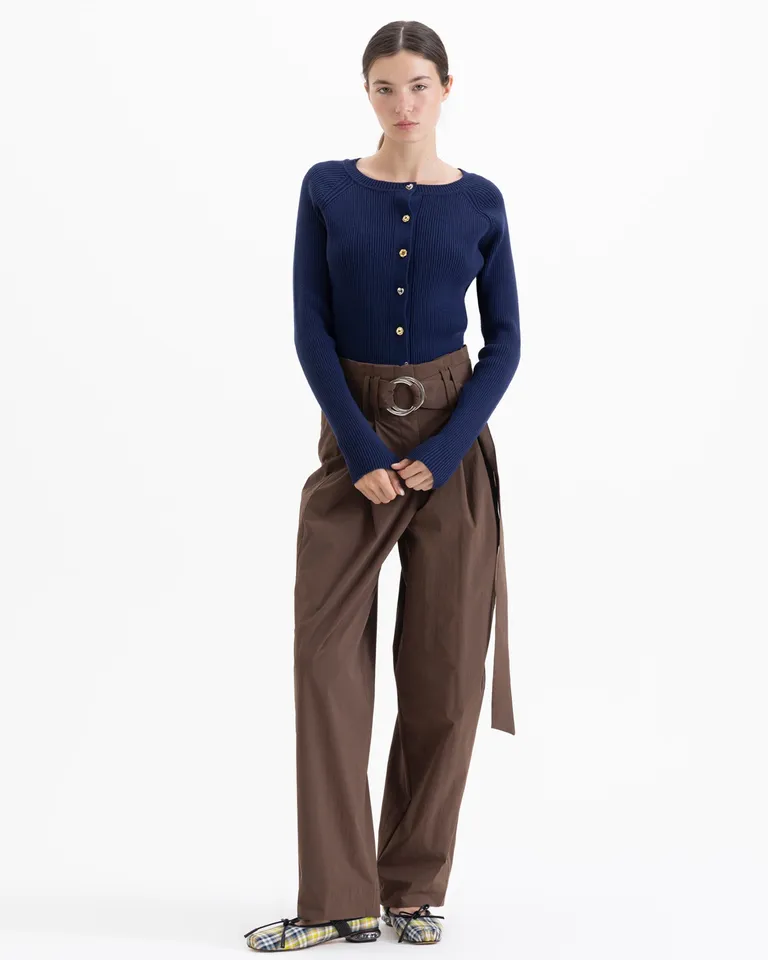 Cardigan tejido con cierre frontal de botones y mangas largas con diseño entallado y escote redondo de Jazmin Chebar en Buzos y Sweaters para argentina