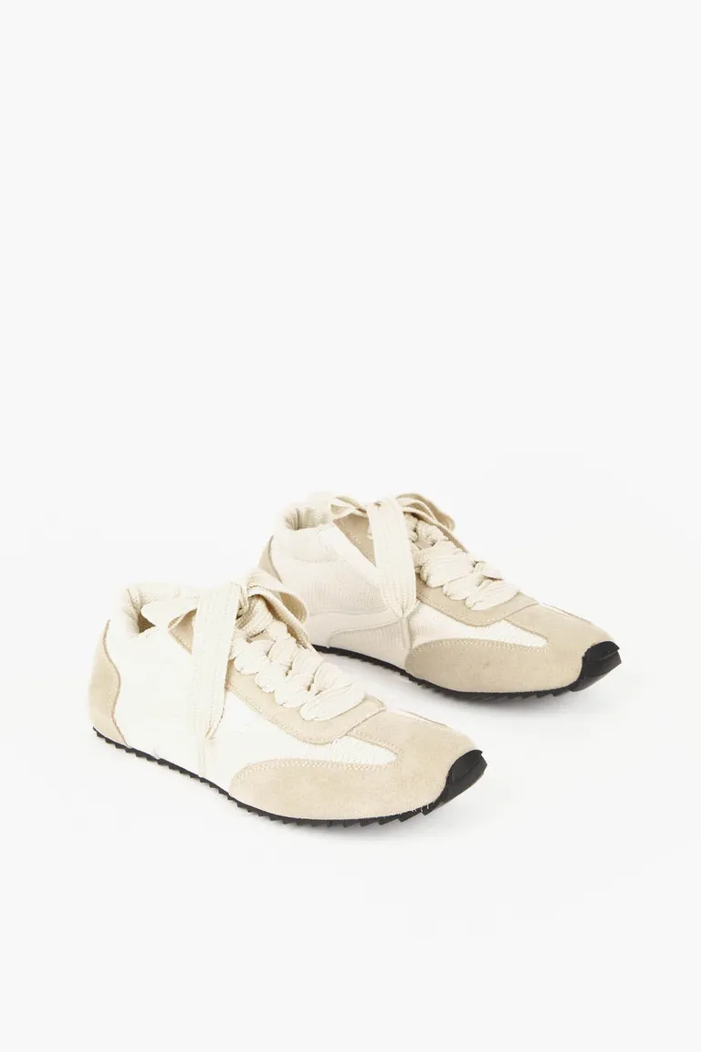 Zapatilla urbana de perfil bajo con suela de goma dentada, diseño combinado y ajuste por cordones de Mishka en Zapatillas para argentina