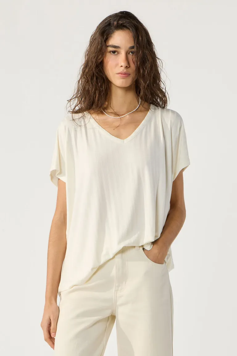 Remera blanca amplia de corte holgado y escote en V de Cuesta Blanca en Remeras para argentina