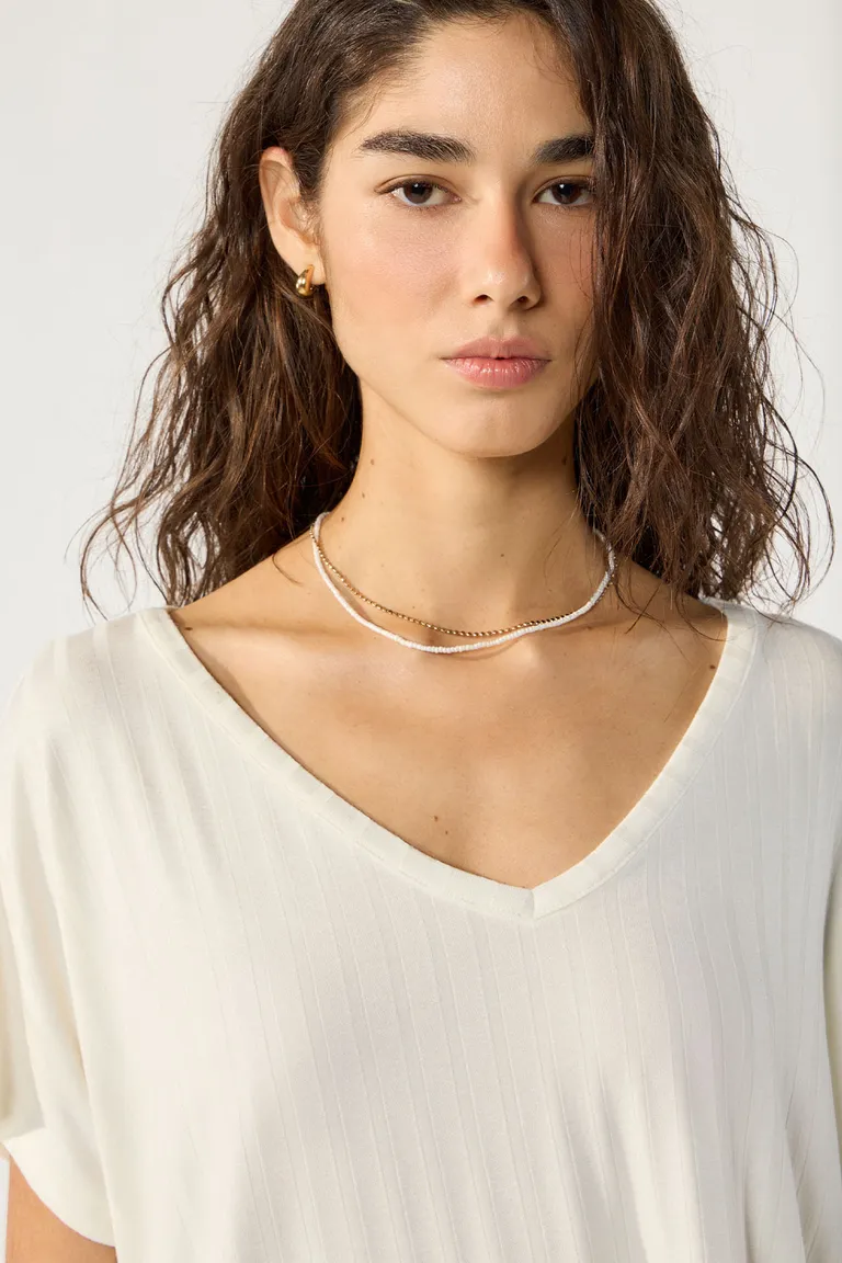 Remera blanca amplia de corte holgado y escote en V de Cuesta Blanca en Remeras para argentina