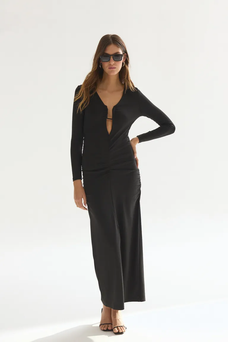 Vestido largo negro de corte en V, ideal para ocasiones elegantes de Akiabara en Vestidos para argentina