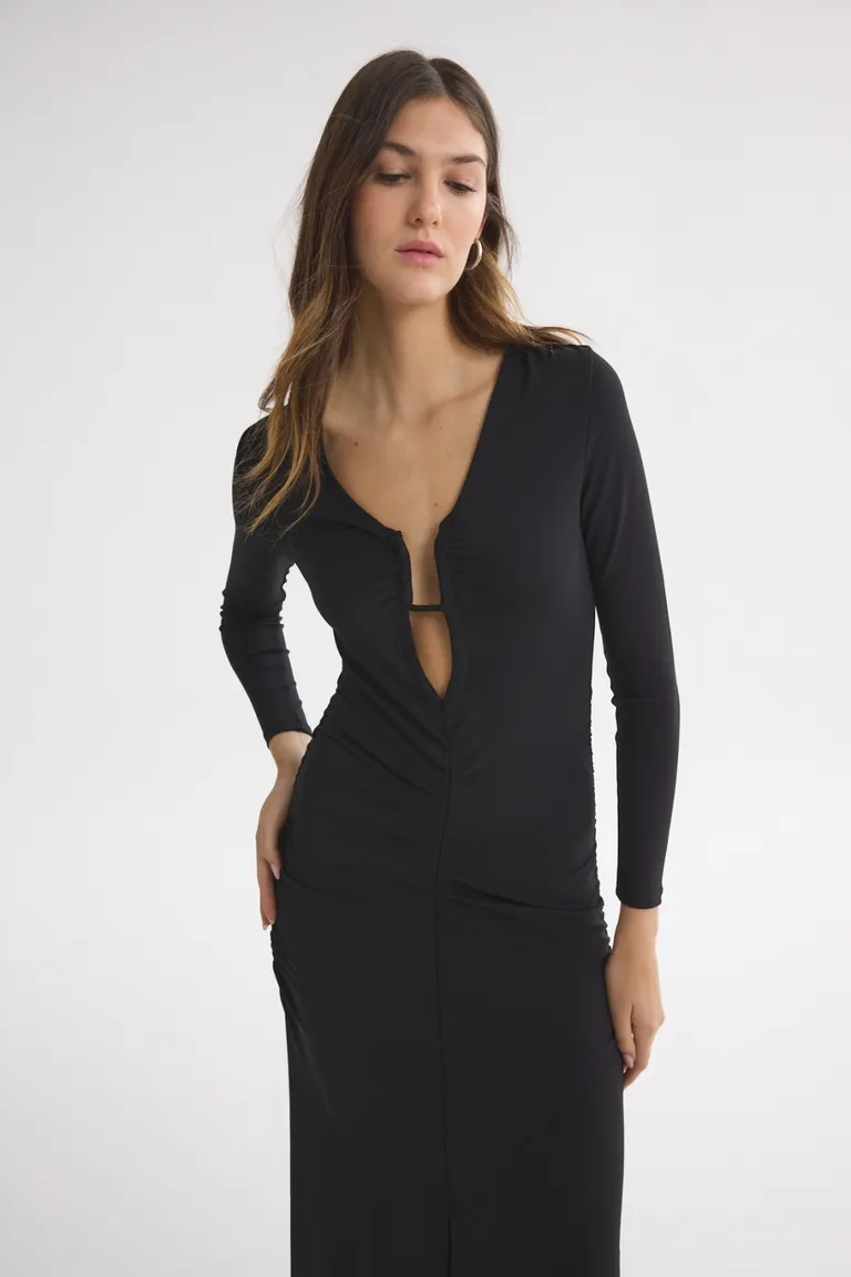 Vestido largo negro de corte en V, ideal para ocasiones elegantes de Akiabara en Vestidos para argentina