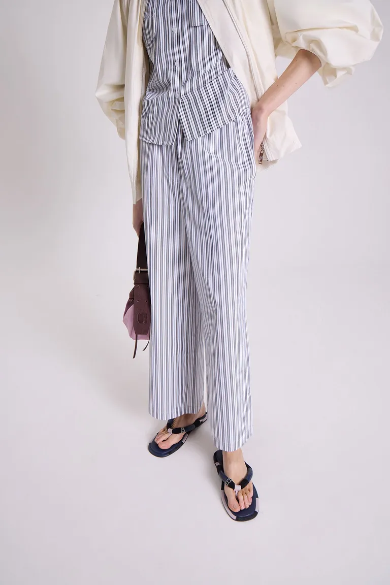 Pantalón recto con rayas verticales, cintura elástica y bolsillos laterales de Maria Cher en Pantalones para argentina