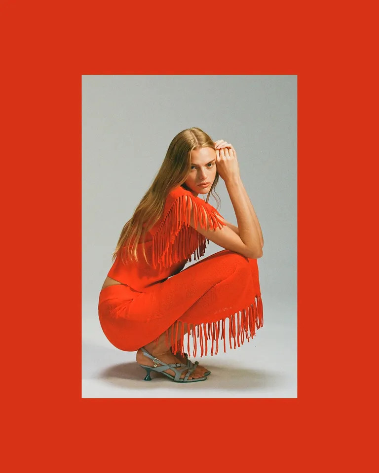 Top tejido con flecos y calados, ideal para un look urbano y sofisticado de Jazmin Chebar en Tops para argentina