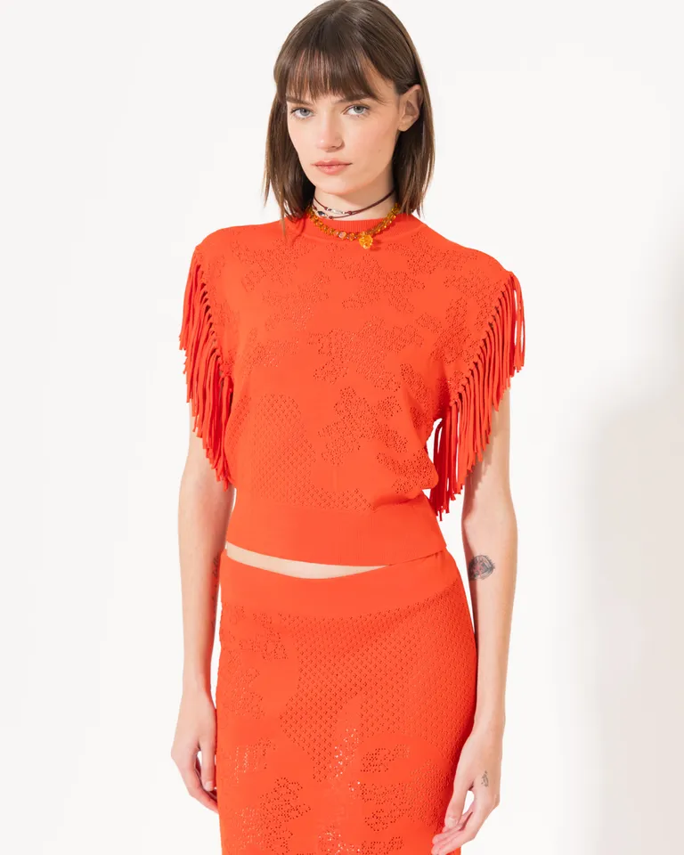 Top tejido con flecos y calados, ideal para un look urbano y sofisticado de Jazmin Chebar en Tops para argentina