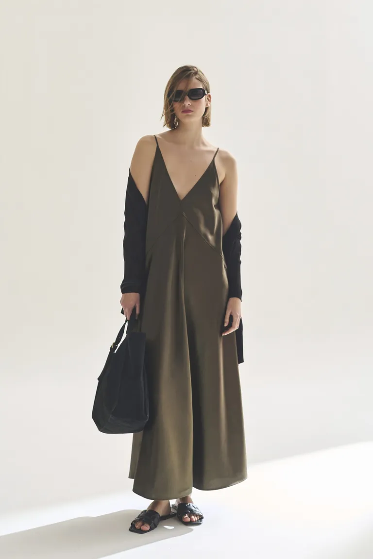 Vestido largo en color verde oliva con escote en V y cintura marcada de Akiabara en Vestidos para argentina