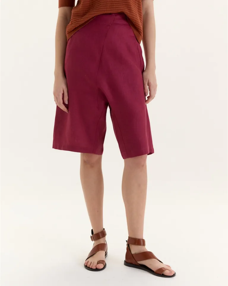 Bermuda roja de corte asimétrico y diseño cruzado con bolsillos de Blue Sheep en Shorts para argentina