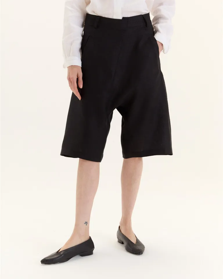 Bermuda roja de corte asimétrico y diseño cruzado con bolsillos de Blue Sheep en Shorts para argentina