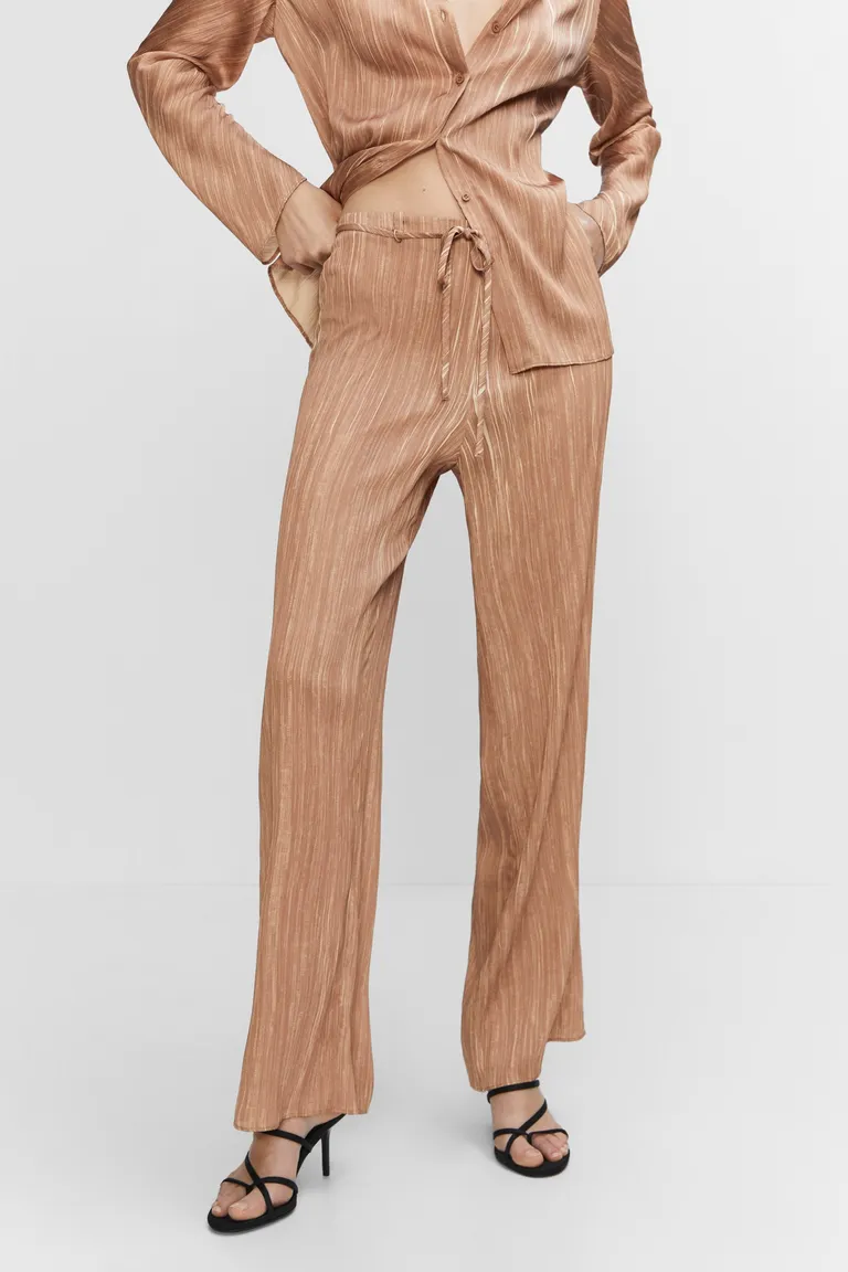 Pantalón plisado satinado de Mango en Pantalones para argentina