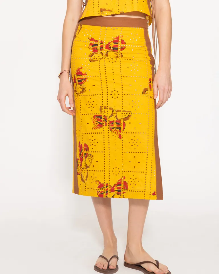 Falda midi de broderie estampada con diseño exclusivo y detalles contrastantes de Jazmin Chebar en Faldas para argentina