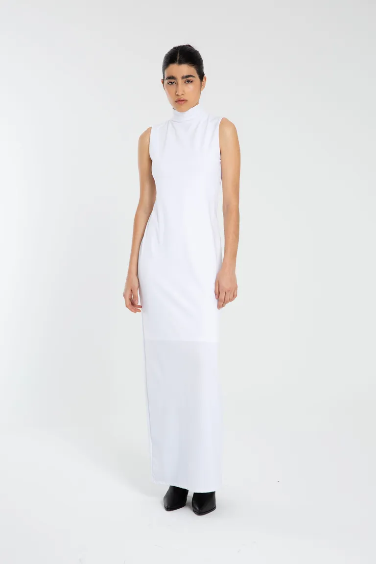 Vestido de punto blanco con corte recto y cuello alto, una opción elegante y moderna de Naíma en Vestidos para argentina