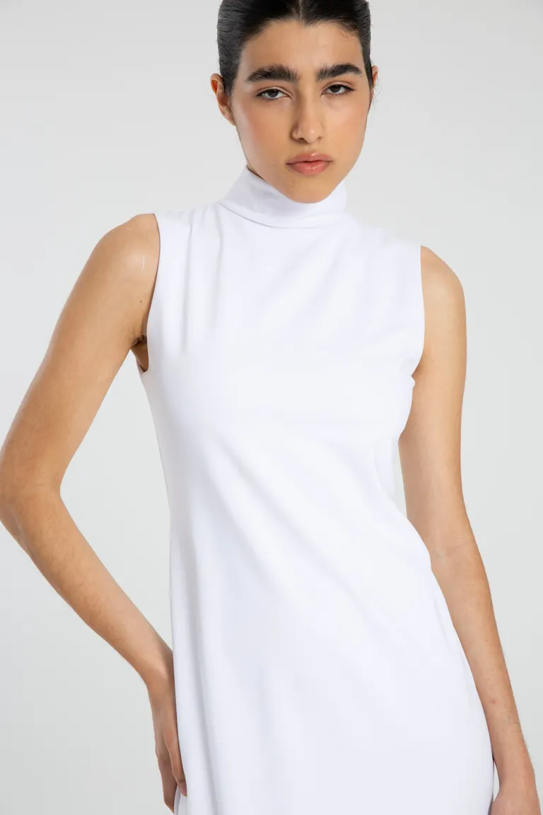 Vestido de punto blanco con corte recto y cuello alto, una opción elegante y moderna de Naíma en Vestidos para argentina