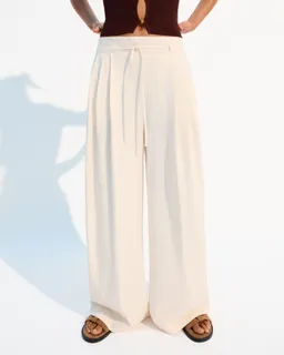 Pantalón wide leg fluido pliegues de Bershka en Pantalones para argentina