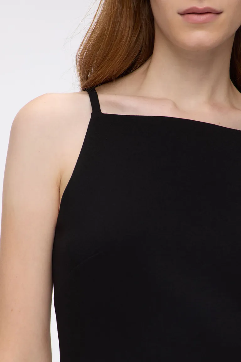 Vestido corto con escote recto halter y breteles finos con cierre invisible en espalda de Cuesta Blanca en Vestidos para argentina