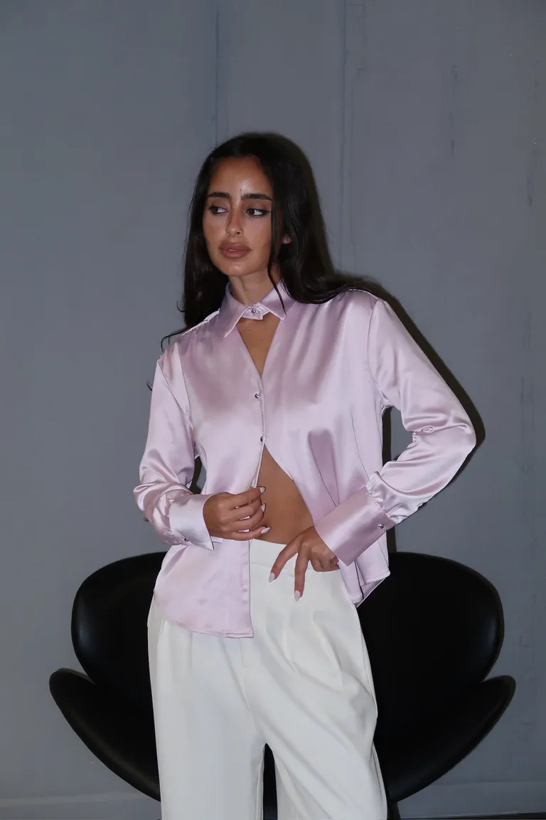Camisa de satén rosa con escote en V y botones redondos hasta la segunda cadera de Naíma en Camisas para argentina