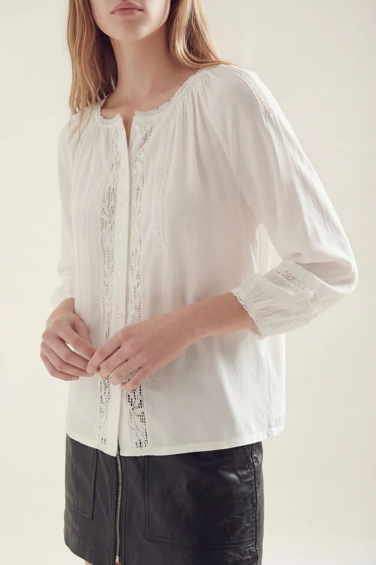 Blusa manga larga con cierre de botones y detalle de bordado en el frente de Akiabara en Blusas para argentina