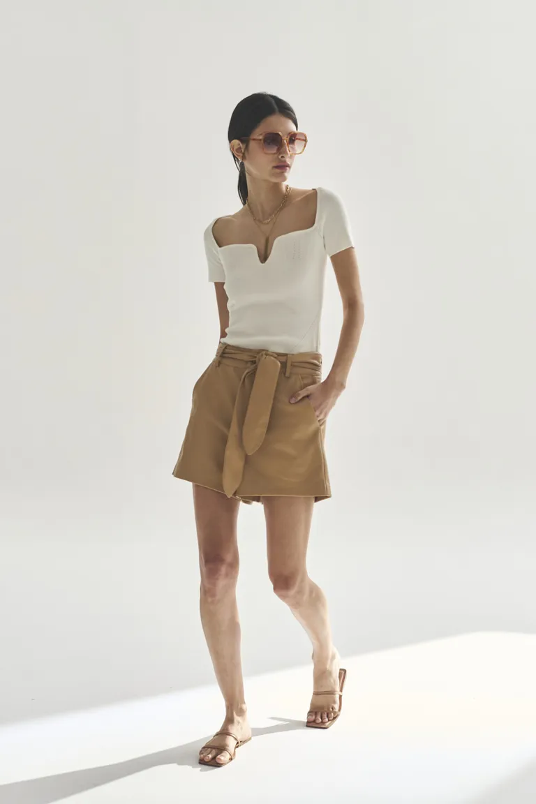 Shorts de tela marrón de corte recto y cintura ajustable de Akiabara en Shorts para argentina