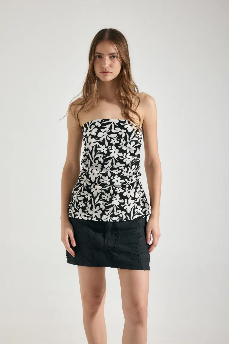 Top strapless con frunces y aberturas laterales en estampado de Audaz en Tops para argentina