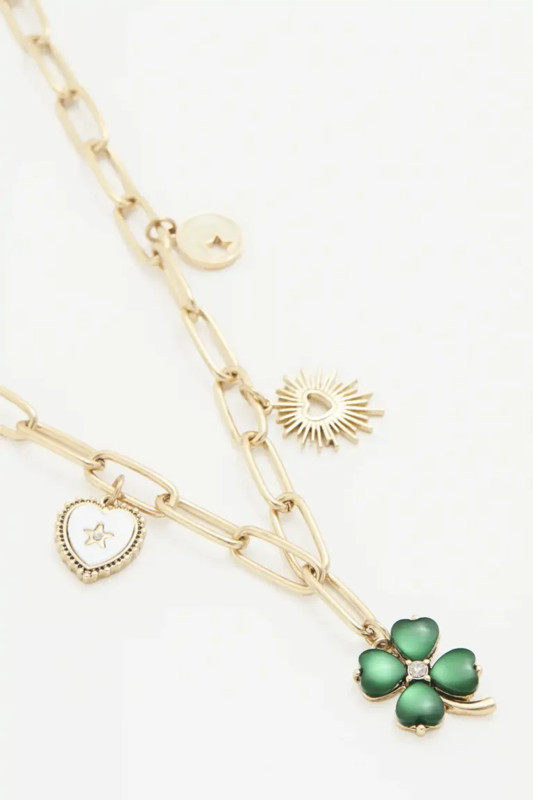 Collar de cadenas doradas con dijes en forma de trébol verde y detalles nacarados de Rapsodia en Bijouterie para argentina
