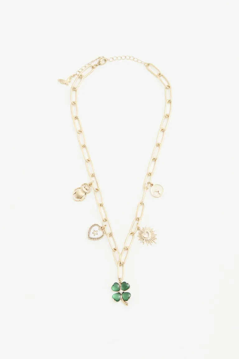 Collar de cadenas doradas con dijes en forma de trébol verde y detalles nacarados de Rapsodia en Bijouterie para argentina