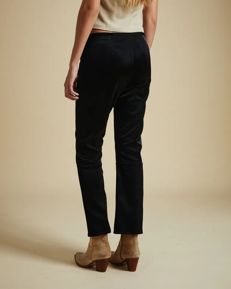 Pantalón de mujer con textura reptil, recortes en piernas, pinzas traseras y cierre invisible lateral de Wanama en Pantalones para argentina