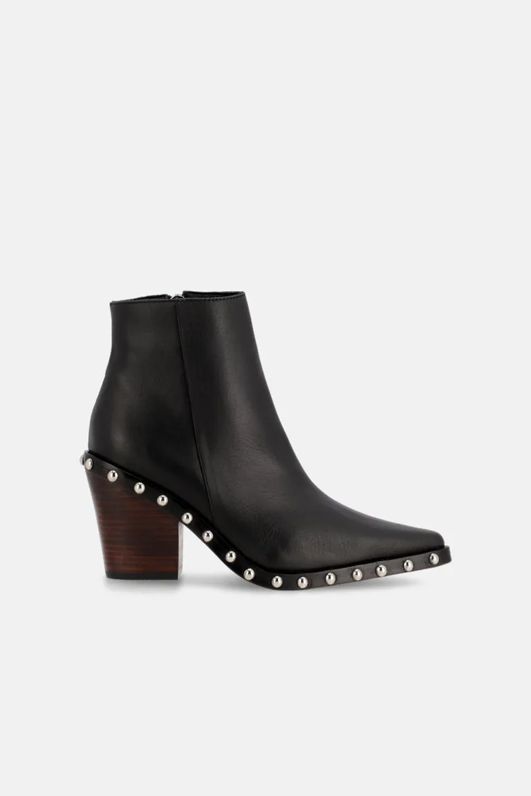 Elegantes botas de caña corta con detalles metálicos y taco de madera de Justaosadia en Botas y Botinetas para argentina