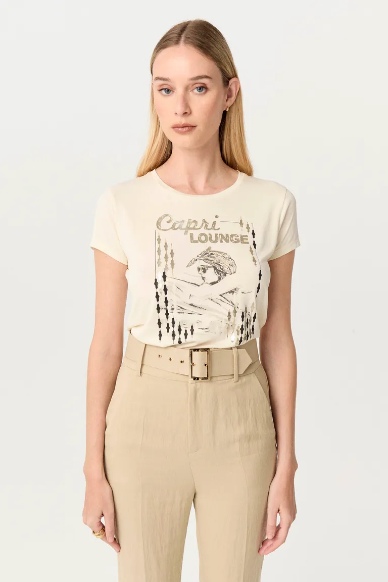 Remera de símil cupro de calce al cuerpo y manga corta con estampa central de Markova en Remeras para argentina