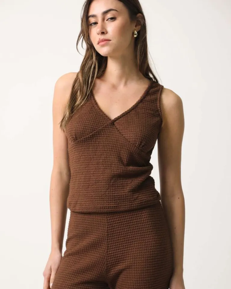 Musculosa de punto de crochet en tono marrón, diseño elegante y versátil de Hesed en Tops para argentina