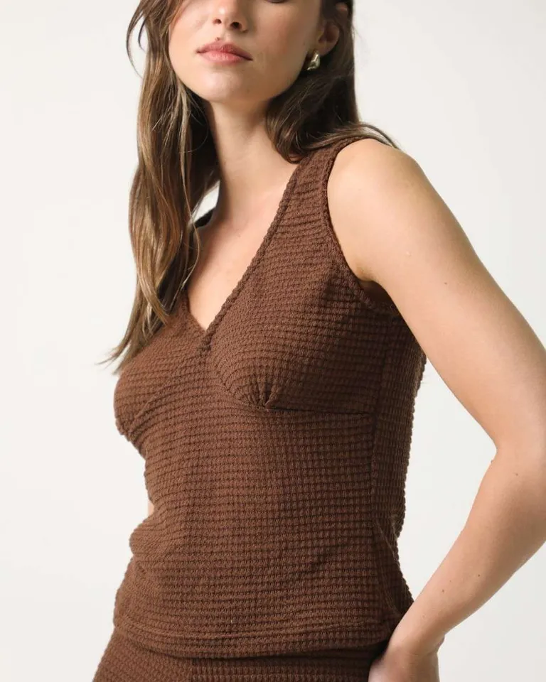 Musculosa de punto de crochet en tono marrón, diseño elegante y versátil de Hesed en Tops para argentina