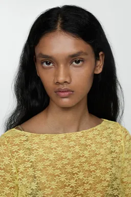 Camiseta encaje floral de Mango en Blusas para argentina