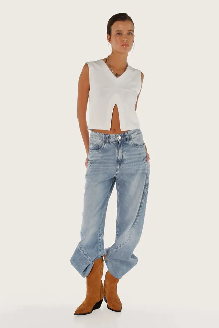 Musculosa blanca con escote en V y recorte en el busto de Sofia Sarkany en Tops para argentina