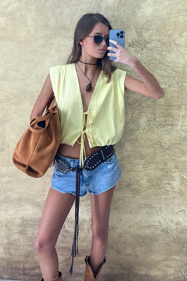 Top de lino con escote en V y cintura fruncida, diseño modular hasta la cintura de Sofia Sarkany en Tops para argentina