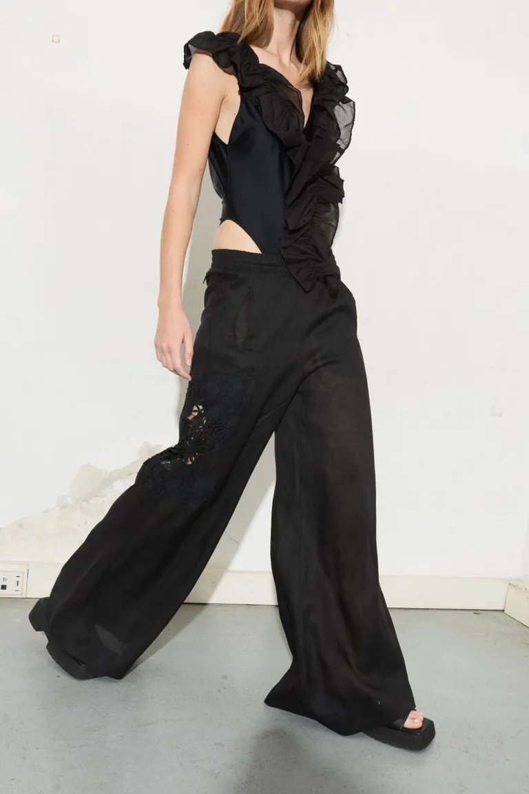 Pantalón largo de corte recto en color negro de Allo Martinez en Pantalones para argentina