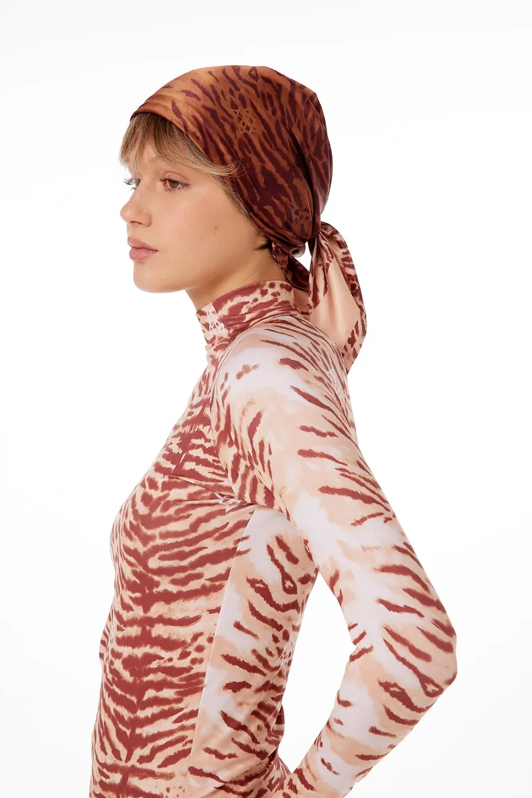Bandana triangular de seda reversible con estampa wild brown de Black Mamba en Swimwear y Beachwear para argentina