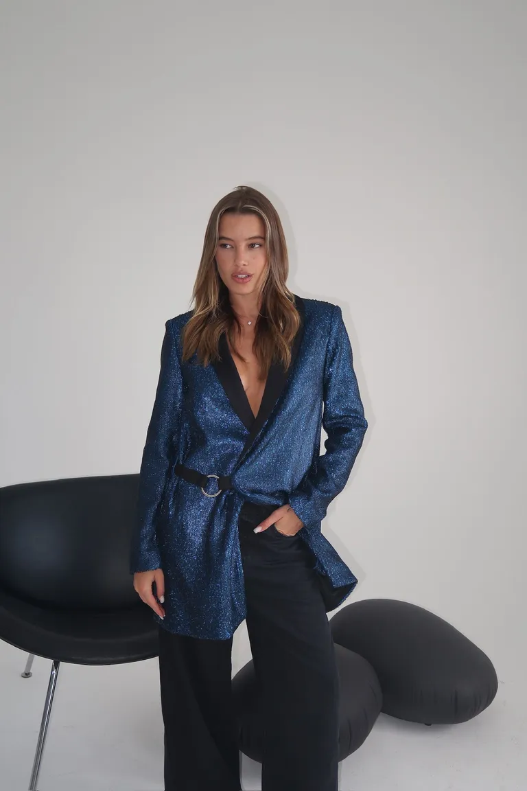 Blazer azul en lenteuela con hombreras y cuello smocking de Naíma en Blazers para argentina