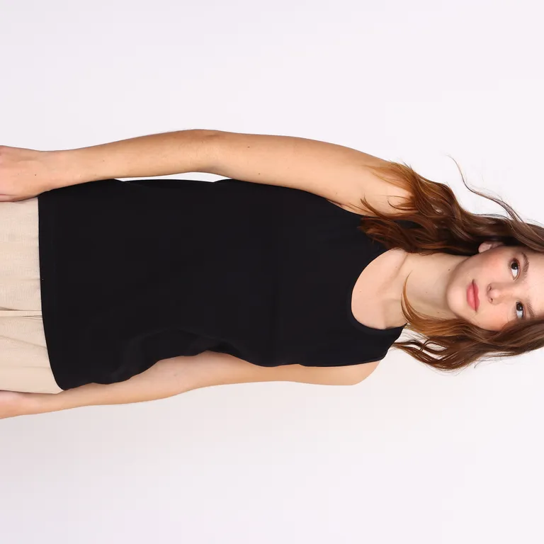 Musculosa confeccionada en tela jersey con combinación de algodón y elastano de Yagmour en Tops para argentina