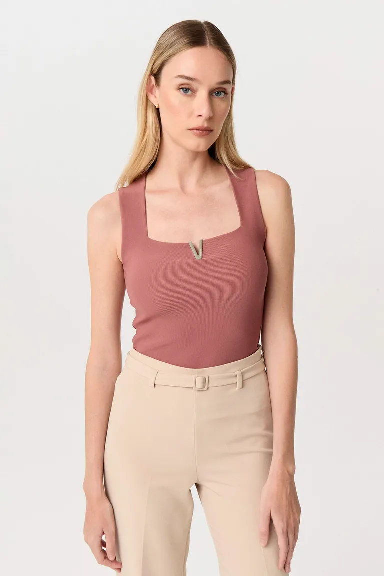 Top rojo de algodón ribeteado con detalles metálicos en los hombros de Markova en Tops para argentina