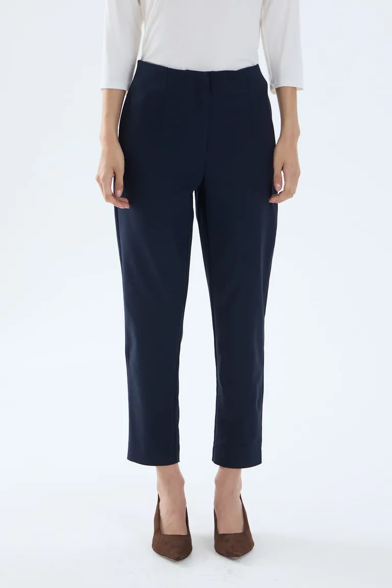 Pantalón sastrero de mujer con corte slim, pinzas delanteras y diseño de tiro medio con detalle en cintura de Portsaid en Pantalones para argentina