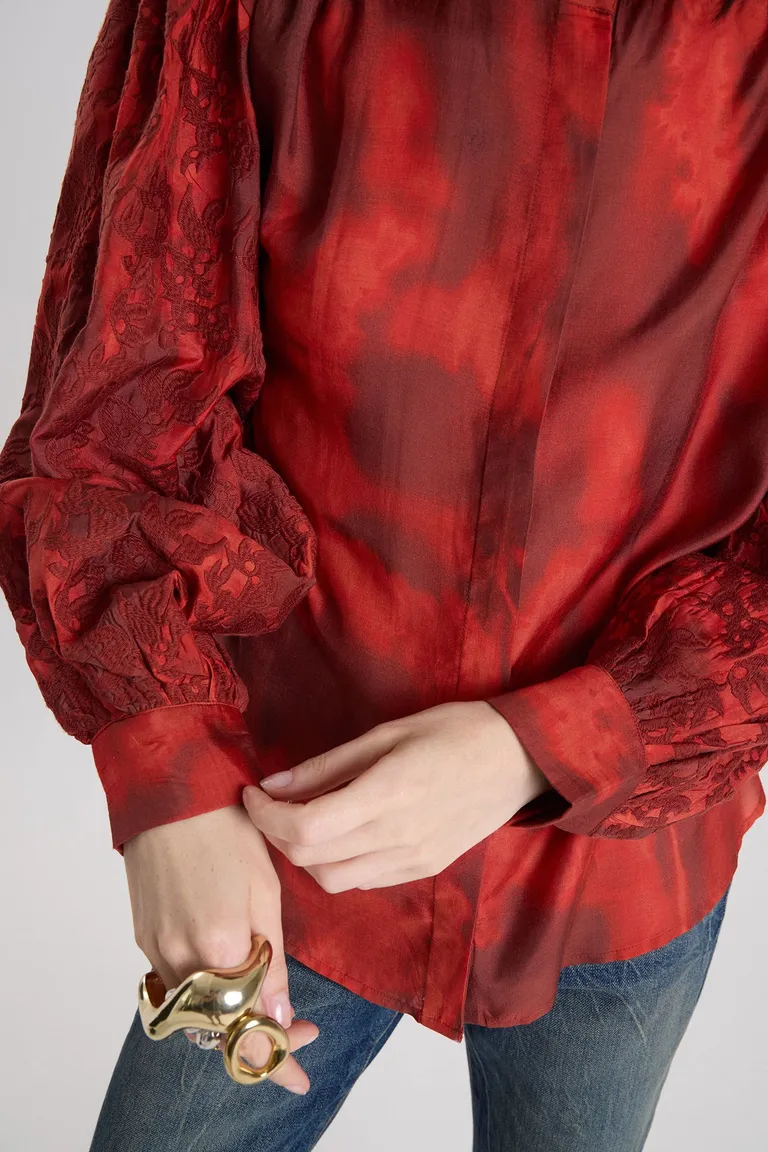 Blusa holgada de mangas largas tipo balloon con detalles de bordados en mangas y espalda de Maria Cher en Blusas para argentina