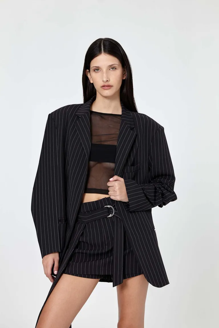 Blazer negro de corte entallado con pinzas y bolsillos funcionales de Naíma en Blazers para argentina