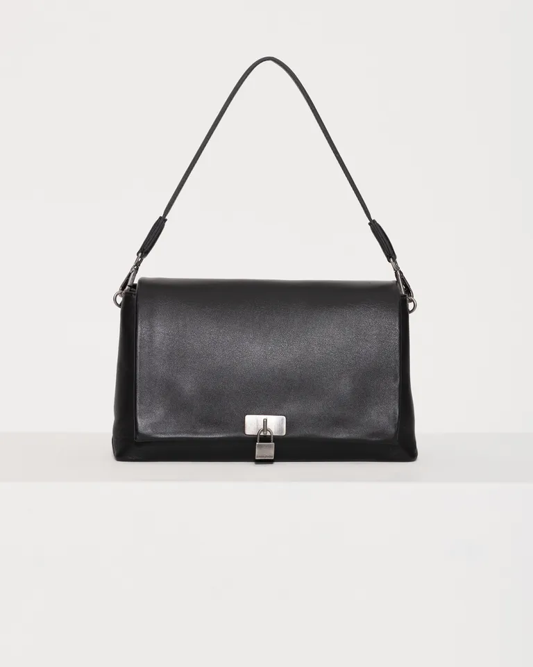 Cartera Lock de Cuero Negra - Elegante y Práctica para Mujeres de Jazmin Chebar en Bolsos y Carteras para argentina