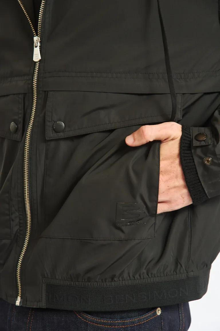 Campera urbana con capucha ajustable cierre frontal y bolsillos frontales con tapa de Bensimon en Abrigos y Camperas para argentina