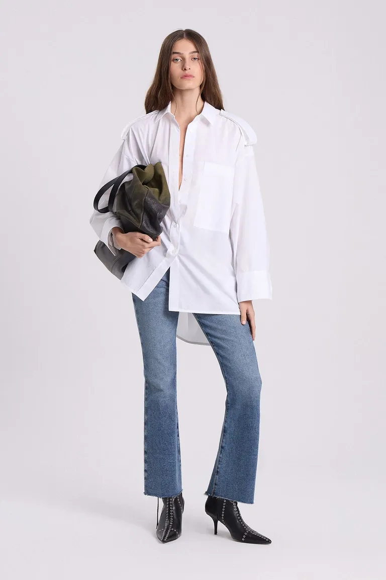 Camisa blanca oversize con detalles utilitarios de Maria Cher en Camisas para argentina